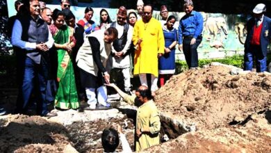 गढ़ी कैंट में परमवीर चक्र से सम्मानित मेजर धन सिंह थापा द्वार निर्माण का भूमिपूजन करते सैनिक कल्याण मंत्री गणेश जोशी