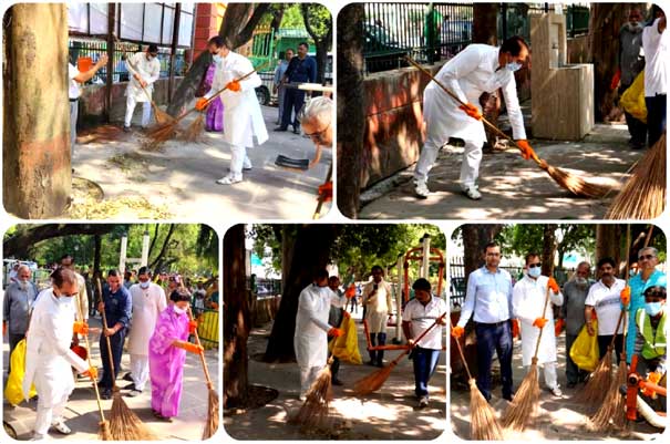 By doing Shramdan at Gandhi Park, Urban Development Minister Dr. Aggarwal appealed to the people not to throw garbage in public places