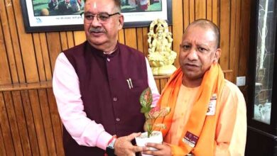 Minister Ganesh Joshi welcomed Chief Minister Yogi Adityanath on reaching Uttarakhand.