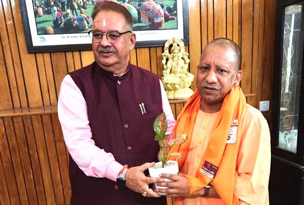 Minister Ganesh Joshi welcomed Chief Minister Yogi Adityanath on reaching Uttarakhand.