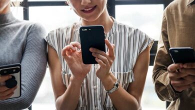 ज्यादा देर तक फोन चलाना छीन सकता है आँखों की रोशनी, बना सकता है अंधा