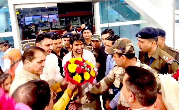Cabinet Minister Dr. Premchand Aggarwal welcomed Bageshwar Dham priest Acharya Dhirendra Krishna Shastri at Jolly Grant Airport.