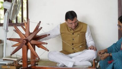 मुख्यमंत्री धामी ने अहमदाबाद में चलाया चरखा