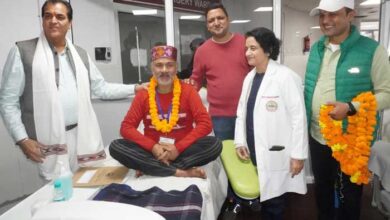 एम्स ऋषिकेश लाये गए सभी श्रमिकों से क्षेत्रीय विधायक व कैबिनेट मंत्री डॉ० प्रेमचंद अग्रवाल ने की मुलाकात, फूलमाला पहनाकर दी बधाई