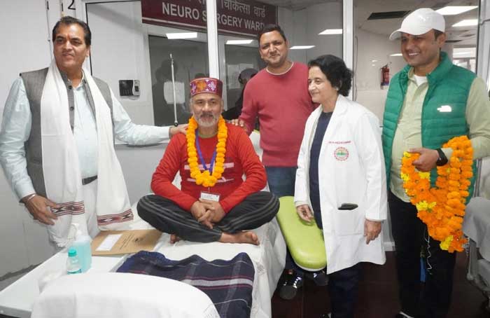 Regional MLA and Cabinet Minister Dr. Premchand Aggarwal met all the workers brought to AIIMS Rishikesh and congratulated them by garlanding them