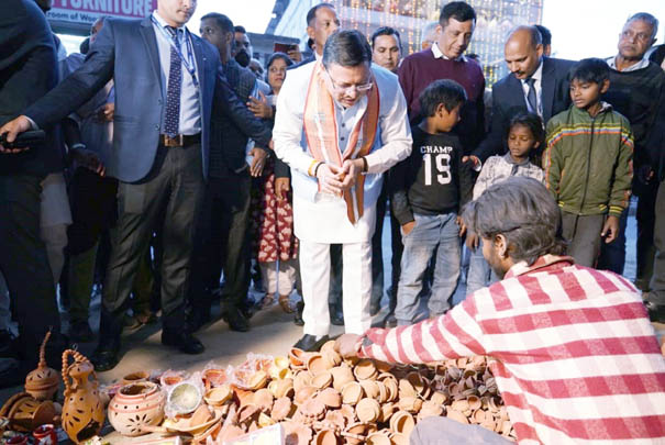 Chief Minister Dhami visited Kumhar Mandi area, met potters