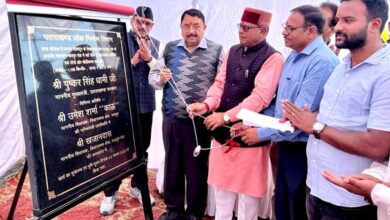 विधायक खजानदास एवं विधायक उमेश शर्मा काऊ ने 1.150 किमी० देहरादून-रायपुर रोड में सर्वे चौक से सहस्त्रधारा क्रॉसिंग तक दोनों ओर चौड़ीकरण का कार्य का किया शिलान्यास