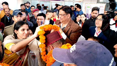 District Magistrate Mrs. Sonika along with AIIMS Director and District Administration officials welcomed the labor heroes with flower garlands.