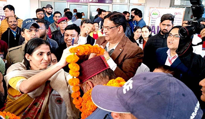 District Magistrate Mrs. Sonika along with AIIMS Director and District Administration officials welcomed the labor heroes with flower garlands.