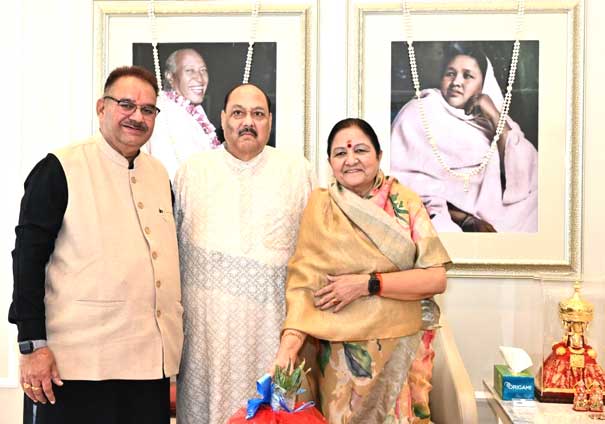 On the occasion of Diwali, Cabinet Minister Ganesh Joshi met Matashree Mangala and Bhole Ji Maharaj and extended greetings and best wishes.