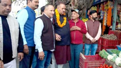 Cabinet Minister Ganesh Joshi met traders in Hathibarkala and extended greetings and best wishes for Diwali.