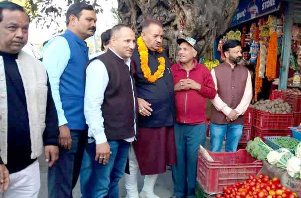 Cabinet Minister Ganesh Joshi met traders in Hathibarkala and extended greetings and best wishes for Diwali.