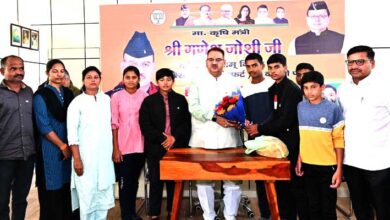 Agriculture Minister Ganesh Joshi met archery players from Maharashtra