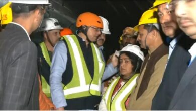 सिलक्यारा के पास सुरंग में हुए भू-धंसाव की घटना का स्थलीय निरीक्षण करने पहुंचे सीएम धामी 