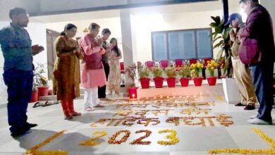 कैबिनेट मंत्री डॉ० प्रेमचंद अग्रवाल ने उत्तराखंड राज्य का स्थापना दिवस शहीदों की याद में दीप जलाकर मनाया