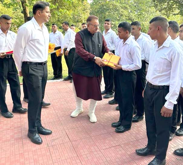 Sainik Welfare Minister Ganesh Joshi celebrated Diwali with the soldiers of 8th Garhwal Rifles in Dehradun