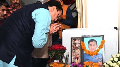 मुख्यमंत्री ने शहीद स्क्वाड्रन लीडर अभिमन्यु राय के आवास पर जाकर दी श्रद्धांजलि