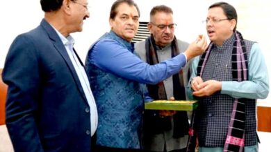 Cabinet Minister Dr. Premchand Aggarwal congratulated Chief Minister Dhami and Cabinet Ministers by feeding them sweets on BJP's victory in three big states.