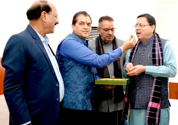 Cabinet Minister Dr. Premchand Aggarwal congratulated Chief Minister Dhami and Cabinet Ministers by feeding them sweets on BJP's victory in three big states.