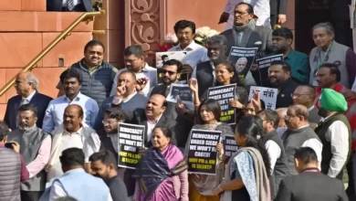 संसद परिसर में उड़ती खिल्ली के भोंडे आयाम