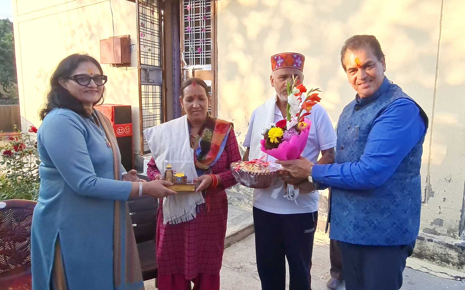 Cabinet Minister Dr. Premchand Aggarwal honored Gabbar Singh Negi, a laborer trapped in Silkyara Tunnel, by reaching his residence