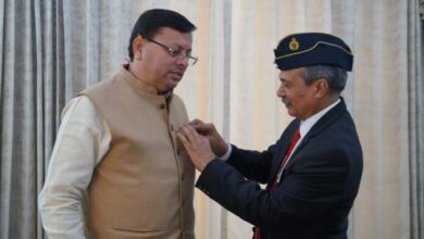 सशस्त्र सेना झंडा दिवस : सैनिक कल्याण एवं पुनर्वास निदेशालय के निदेशक ब्रिगेडियर अमृत लाल ने मुख्यमंत्री धामी को लगाया फ्लैग