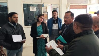 जिलाधिकारी श्रीमती सोनिका ने डेढ़ दर्जन गैरहाजिर अधिकारी एवं कर्मियों को दिए नोटिस