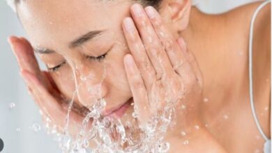 एक्सपर्ट से जानिए, सर्दियों में गर्म पानी से चेहरा धोना फायदेमंद है या नुकसानदायक ?