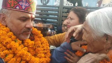 17 दिन तक सुरंग में कैद श्रमिकों की हिम्मत बने गब्बर सिंह का घर पहुँचने पर नायकों जैसा स्वागत