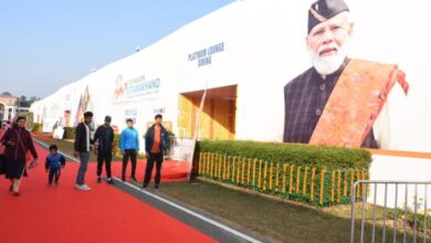 इन्वेस्टर्स समिट के एक्ज़ीबिशन एरिया में बड़ी संख्या में पहुँचे स्कूली बच्चे और आम जनता