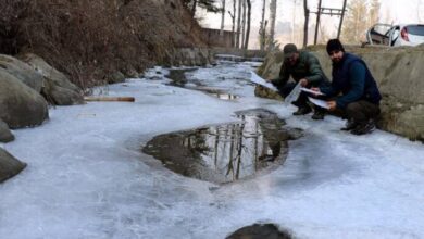 पहाड़ी इलाकों में चरम पर पहुँची ठंड, तापमान के माइनस 10 डिग्री पहुँचने पर पूरी तरह जमे झरने 
