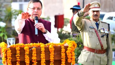 मुख्यमंत्री पुष्कर सिंह धामी ने गणतंत्र दिवस के अवसर पर मुख्यमंत्री आवास में फहराया राष्ट्रीय ध्वज