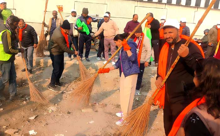 Cleanliness campaign conducted under the leadership of District Magistrate/Administrator Municipal Corporation Dehradun