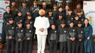 “राष्ट्रीय एकता यात्रा’’ : राज्यपाल से मिले लद्दाख की छात्र छात्रायें