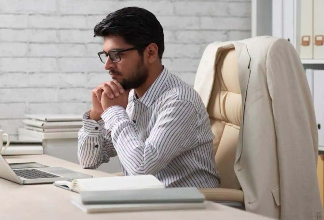 ज्यादा देर तक बैठकर काम करने वालों की टेंशन बढ़ा सकती है ये रिसर्च, मौत का रिस्क ज्यादा