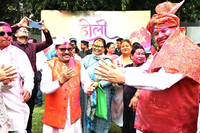 Kumaoni Holiyas spread the colors of Holi in the Holi Milan ceremony organized by Cabinet Minister Ganesh Joshi.