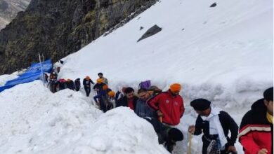 हेमकुंड साहिब- बर्फीले रास्ते पर एक दूसरे का हाथ पकड़कर आगे बढ़ रहे श्रद्धालु, एसडीआरएफ और सेना के जवान हो रहे मददगार साबित 
