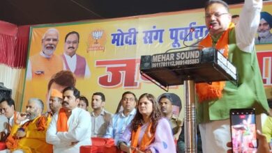 भाजपा प्रत्याशी मनोज तिवारी के समर्थन में बुराड़ी में आयोजित जनसभा को संबोधित करते कैबिनेट मंत्री गणेश जोशी