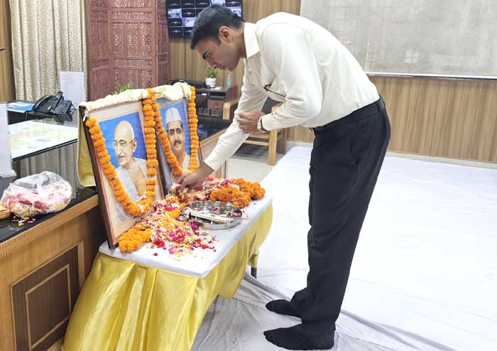 District Magistrate Savin Bansal offered flowers