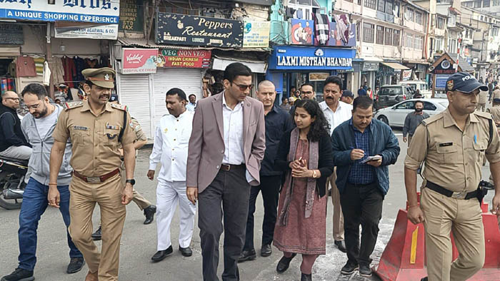 District Magistrate Savin Bansal took to the streets to improve the system of Mussoorie, search possible