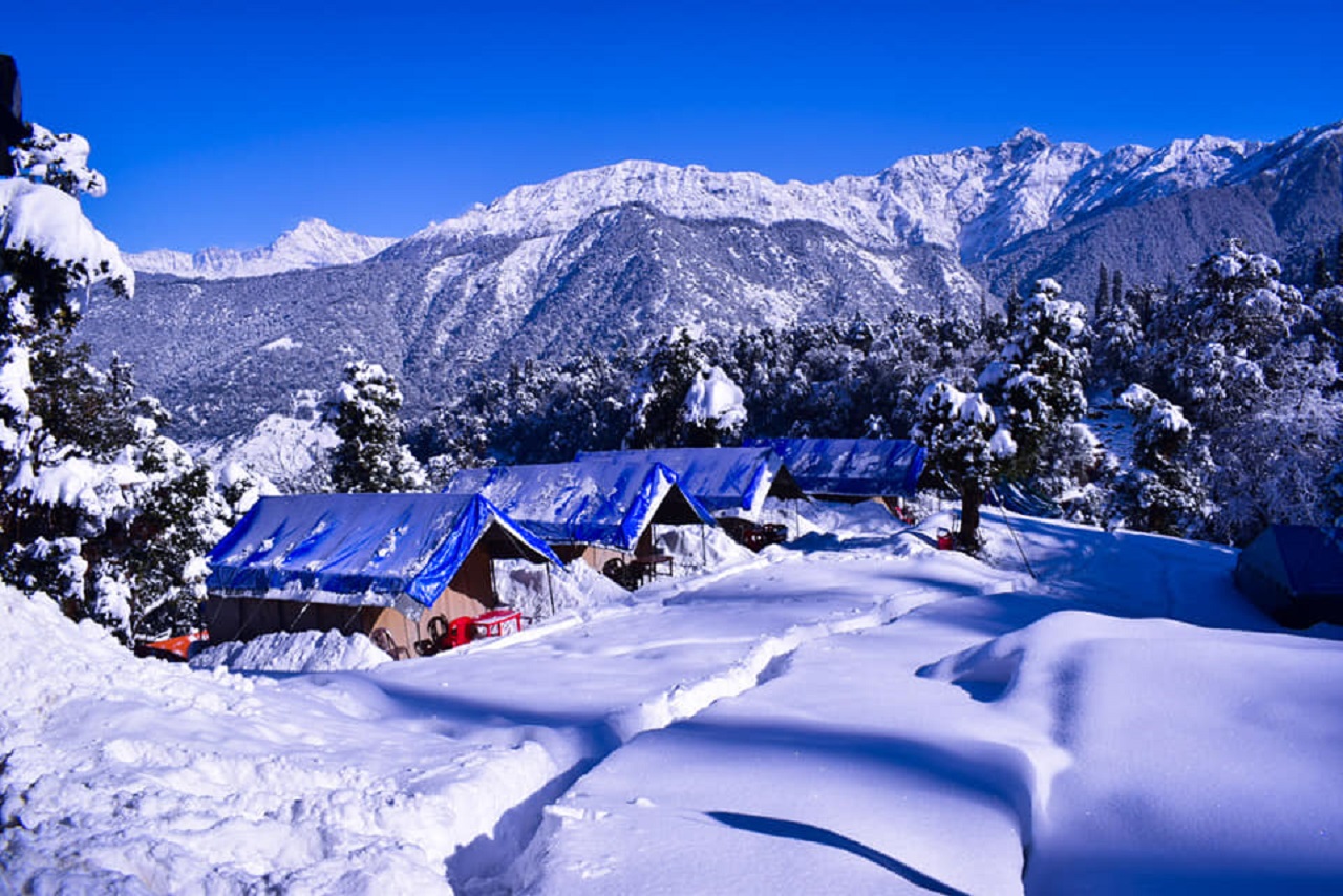 मिनी स्विटजरलैंड चोपता पहुंच रहे पर्यटक, ले रहे बर्फबारी का आनंद