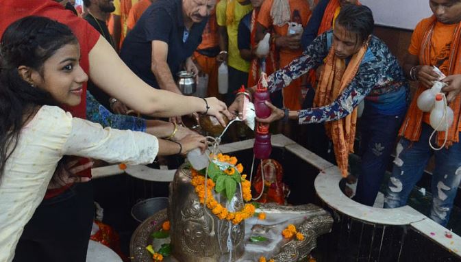 भोलेनाथ के जयकारों के साथ मंदिरों में श्रद्धालुओं ने किए महादेव के दर्शन