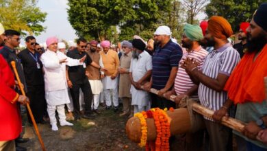 नब्बे फीट ऊंचे ध्वजदण्ड को कंधों पर उठाकर श्री दरबार साहिब पहुंची संगतें