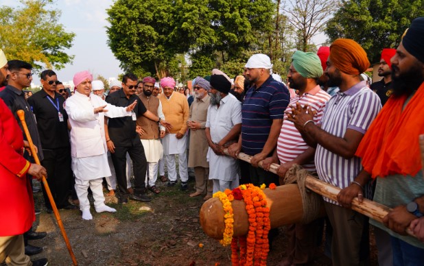 नब्बे फीट ऊंचे ध्वजदण्ड को कंधों पर उठाकर श्री दरबार साहिब पहुंची संगतें