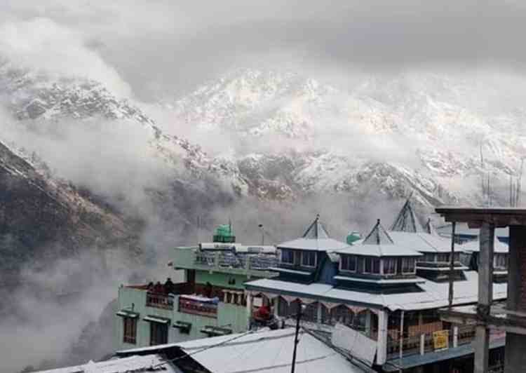 उत्तराखंड में मौसम ने ली करवट, बद्रीनाथ व औली सहित ऊंचाई वाले इलाकों में बर्फबारी जारी 