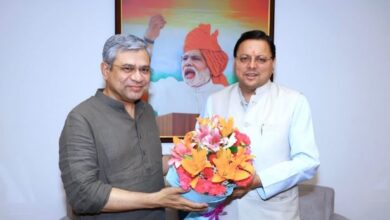 मुख्यमंत्री धामी ने केंद्रीय रेल मंत्री अश्विनी वैष्णव से की भेंट