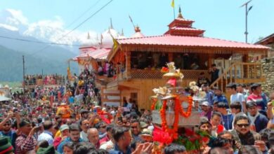 मुखबा गांव से मां गंगा की डोली गंगोत्री धाम के लिए रवाना, भव्य विदाई समारोह में गूंजे जयकारे