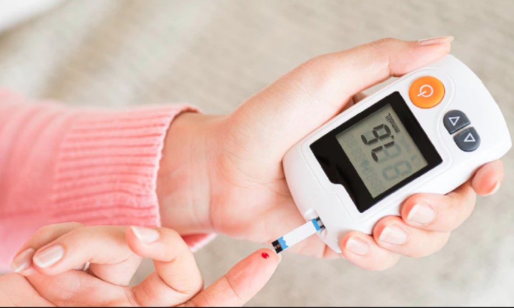 बढ़ती गर्मी के साथ क्यों बढ़ रहा डायबिटीज का खतरा, आइये जानते हैं इसके कारण और बचाव के उपाय 