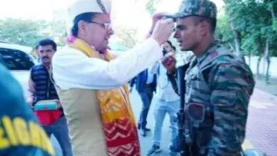 मुख्यमंत्री धामी ने काफिला रोक, सेना के जवानों को होली की शुभकामनाएं देते हुए रंग लगाया