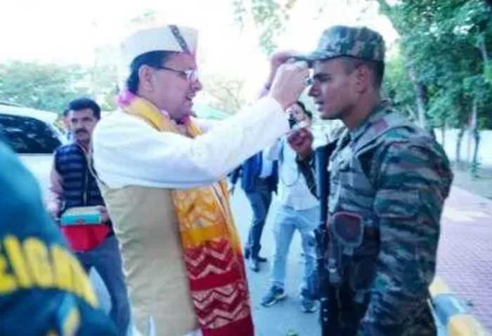मुख्यमंत्री धामी ने काफिला रोक, सेना के जवानों को होली की शुभकामनाएं देते हुए रंग लगाया